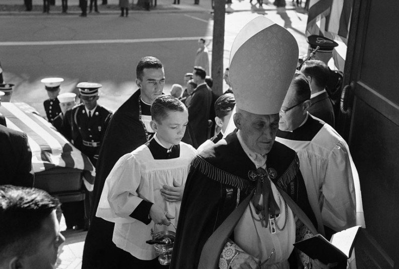 22.1963年11月25日，红衣主教理查德-库欣带领扛着总统棺柩的队伍进入华盛顿圣马修大教堂（St. Mathew's Cathedral）。