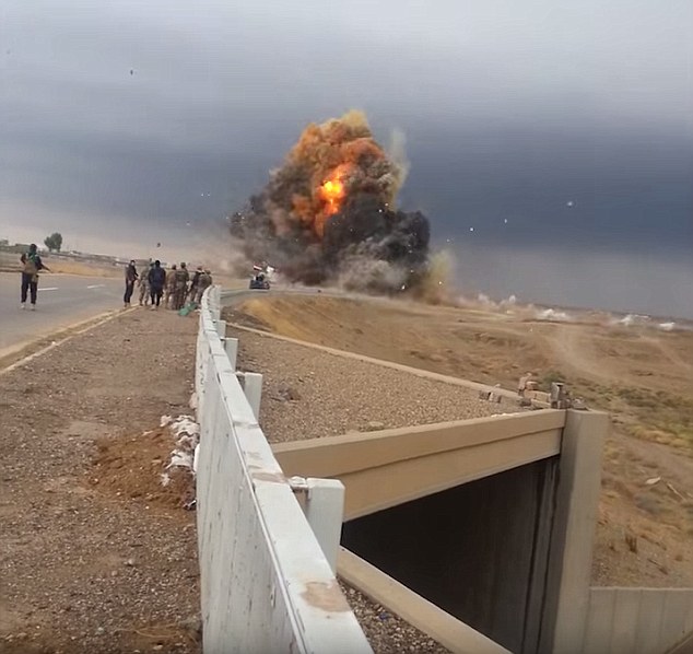 破坏力惊人：伊拉克路边汽车炸弹爆炸瞬间
