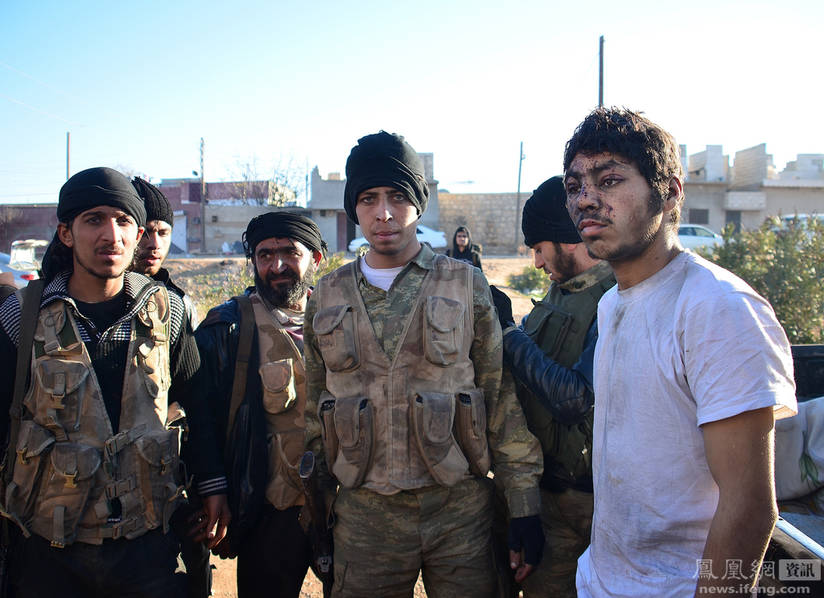 叙反对派武装俘获IS成员现场画面