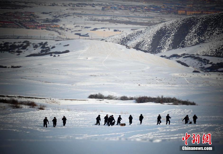 新疆特警队雪地反恐 排爆机器人亮相