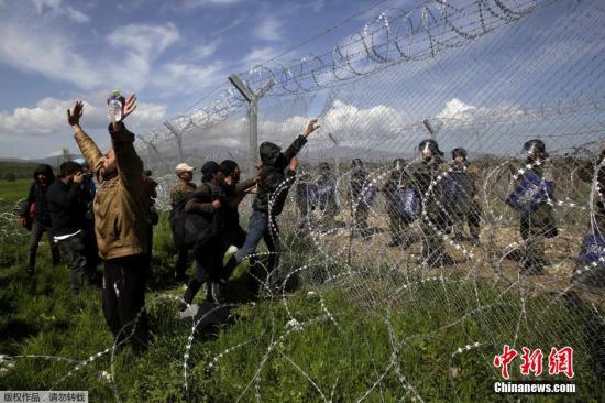 希腊警方消息人士指，数百名移民聚集边关围篱，要求开放边界，当他们试图闯越路障设置，强行闯关时，马其顿警方开始发射催泪瓦斯对付他们。