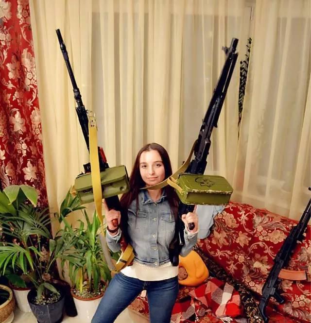 睡在枪堆里的俄罗斯美女军迷