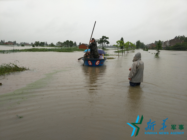 组图:湖北仙桃驻军官兵全力转移洪水被困群众