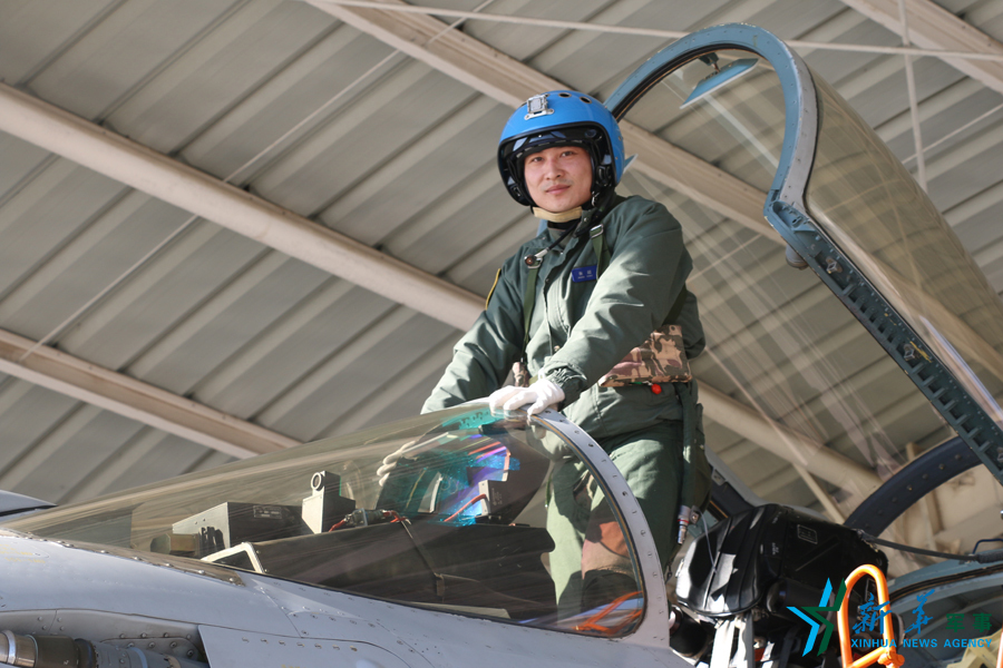 ↑资料图片：张超首次驾驶歼-15战斗机准备开飞。