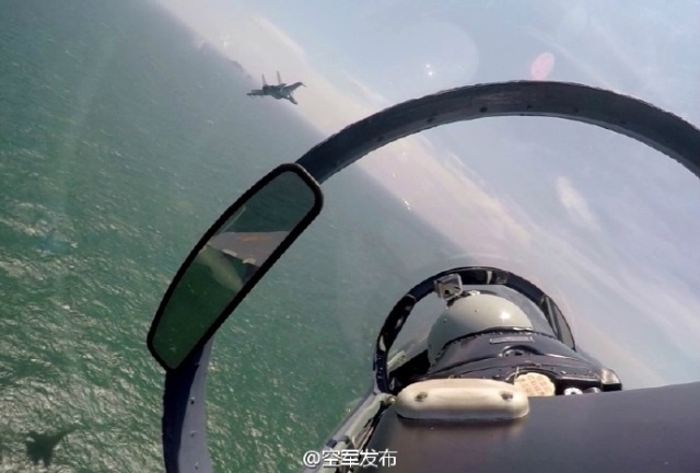 中国空军多型主战飞机赴南海战斗巡航。