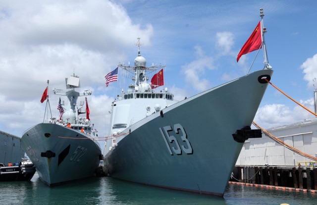 停泊珍珠港码头的中国海军舰艇编队导弹驱逐舰西安舰（右）和导弹护卫舰衡水舰。