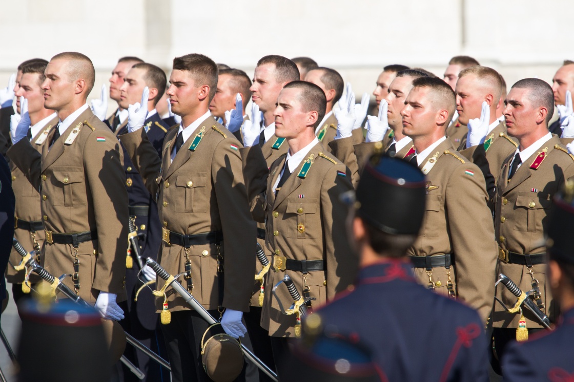 8月20日，在匈牙利布达佩斯的科舒特广场，匈牙利军官参加毕业宣誓仪式。 当天是匈牙利国庆节，匈牙利全国各地举行各种庆祝活动。 新华社发（弗勒什·西拉德摄）