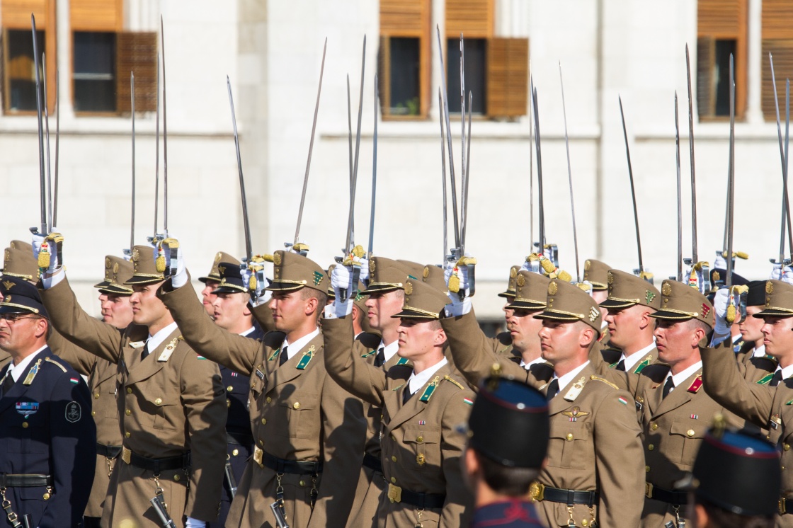  ↑8月20日，在匈牙利布达佩斯的科舒特广场，匈牙利军官参加毕业宣誓仪式。 当天是匈牙利国庆节，匈牙利全国各地举行各种庆祝活动。 新华社发（弗勒什·西拉德摄） 