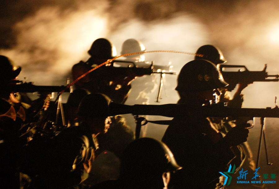↑资料图片：2012年9月，“模范红五团”官兵在演习中发起总攻。杨再新 摄