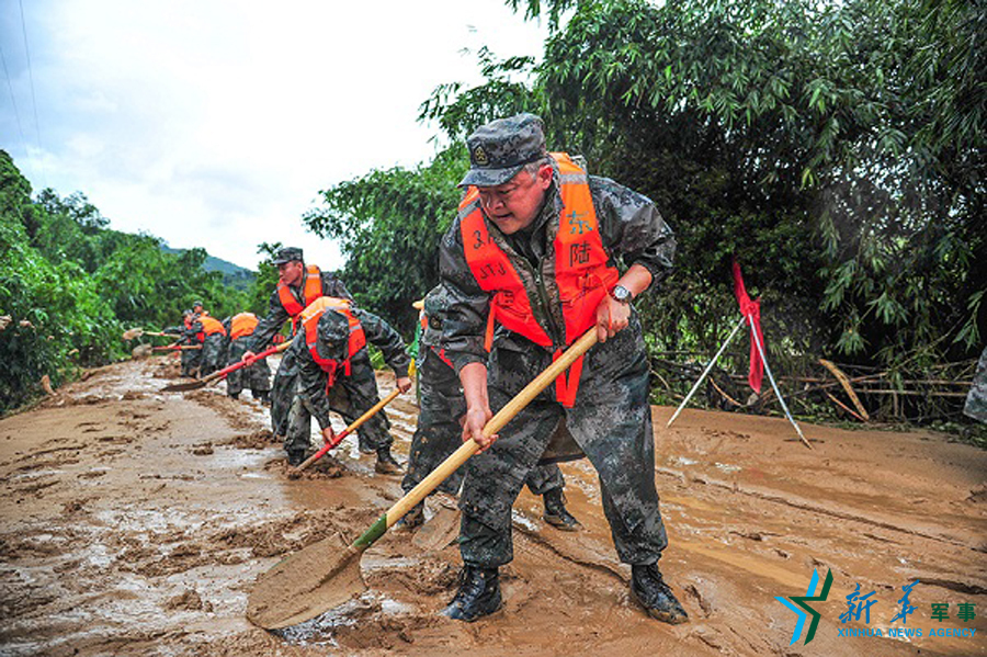 ↑第31集团军某装甲旅官兵帮助长泰恢复灾后秩序。姜江鳌 摄