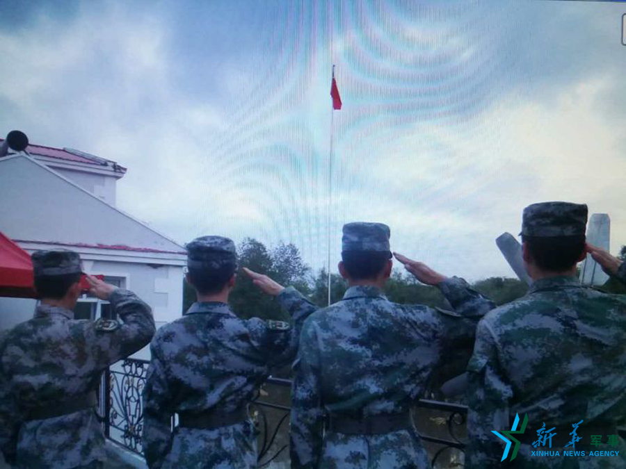清晨，哨所官兵趟着过腰深的江水，来到营区国旗台前，升起鲜艳的五星红旗。