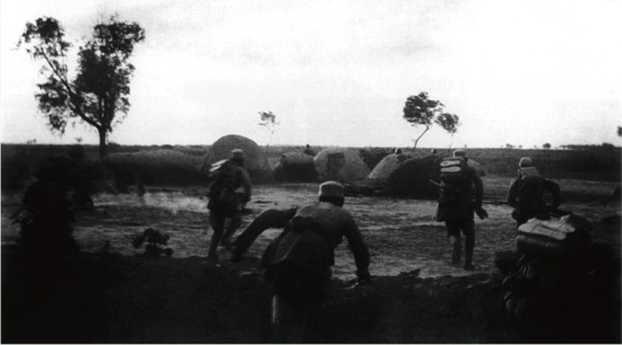 ↑部队官兵向莒县负隅顽抗的日军发起进攻。