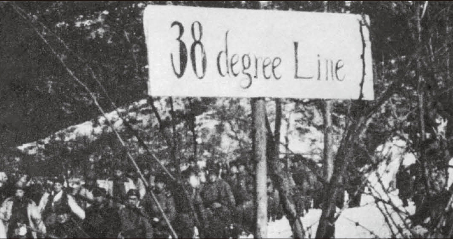 ↑部队冒着零下30℃的严寒，通过“38线”继续前进。