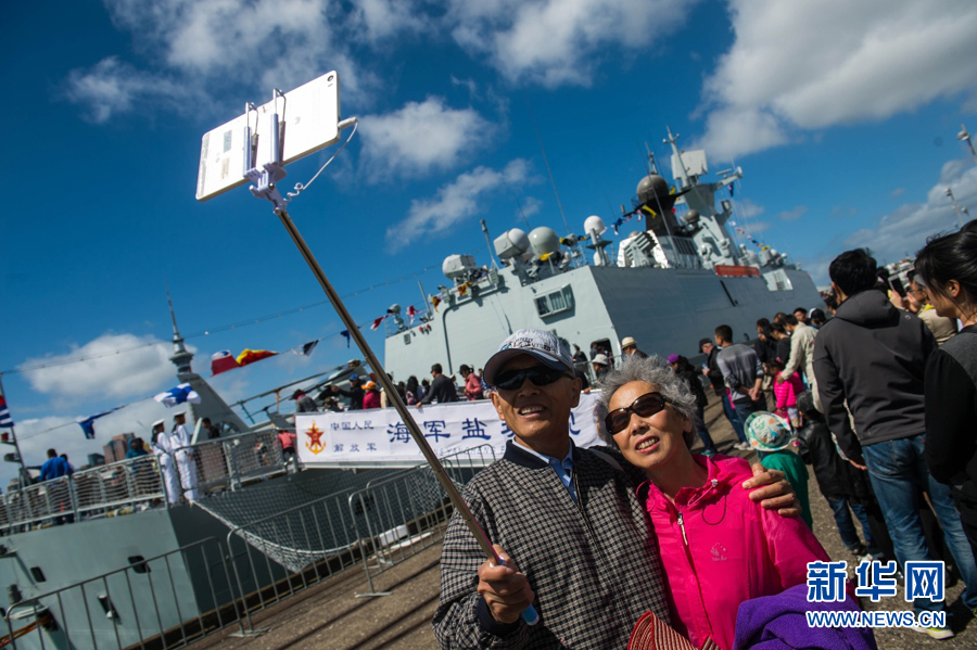 中国海军盐城舰在新西兰举行甲板开放日