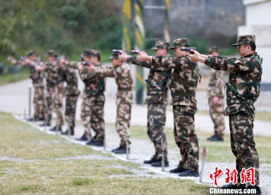1月中旬，武警福建总队直属支队在福州战坂训练基地举行冬季大练兵比武竞赛。　钟景兵 摄