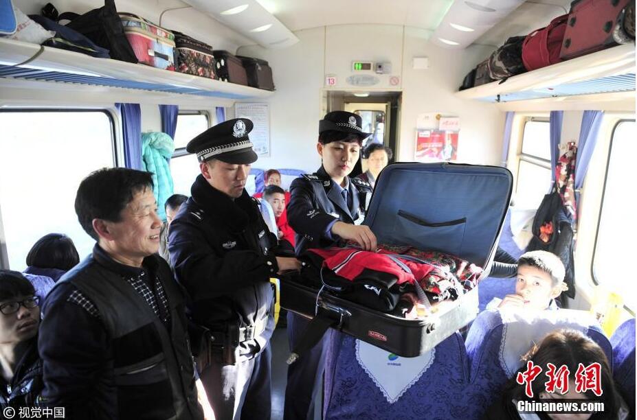 ↑从警近10年间，高维婷参与破获的案件近百起，抓获犯罪嫌疑人100余人，多次获得呼和浩特铁路公安局的嘉奖和表彰。 图片来源：视觉中国