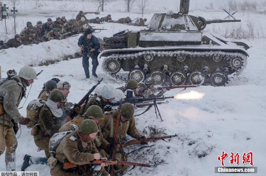 ↑当地时间1月15日，历史爱好者在俄罗斯圣彼得堡红村重演二战时期“保卫列宁格勒！解放红村”战役。