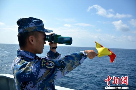 海军第二十五批护航编队组织反海盗武器装备射击演练