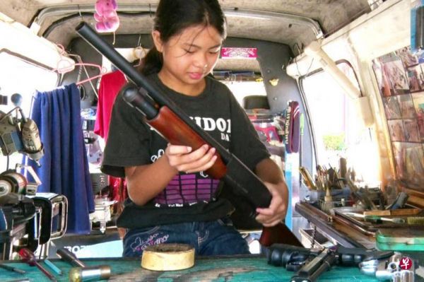 泰国12岁少女玩转各种枪械:拆组快过警察(图)