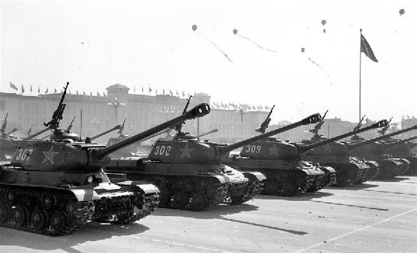 （建军90周年·90个第一·图文互动）第一代国产主战坦克：“中国军队一夜之间有了和西方相同的主战坦克” 