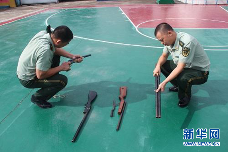 广西北海边防:缉枪治爆显成效 群众主动上交枪