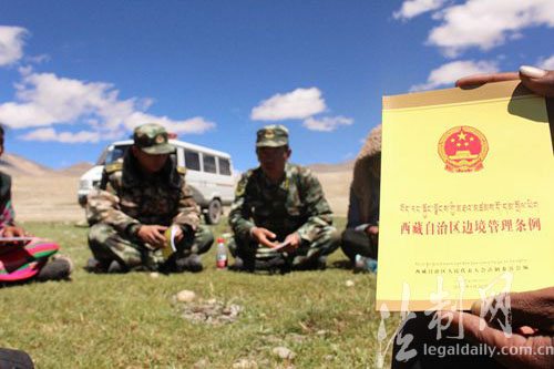 进牧场入帐篷 西藏霍尔边防派出所开展法律法