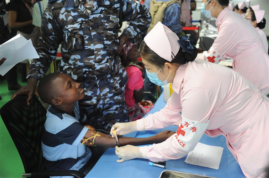 （国际）（2）中国海军和平方舟医院船为塞拉利昂民众提供医疗服务