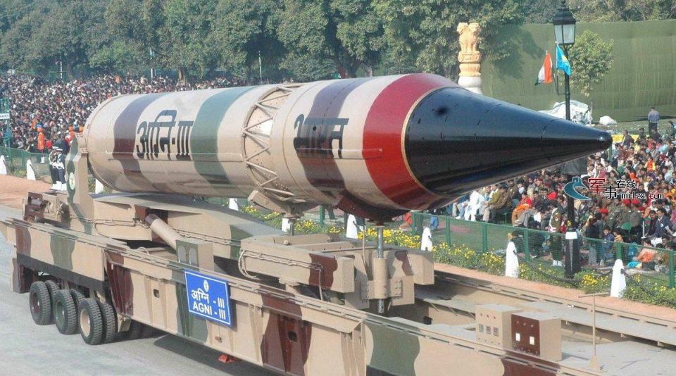 ↑“烈火”-5是印度在“烈火”-3基础上发展起来的第一款固体燃料洲际弹道导弹。