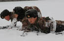 北疆女兵爬冰卧雪训练