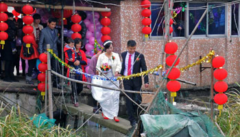 Wedding ceremony held on fishing boat in China's Hangzhou