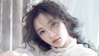 Actress Li Xiaolu releases bridal fashion shots