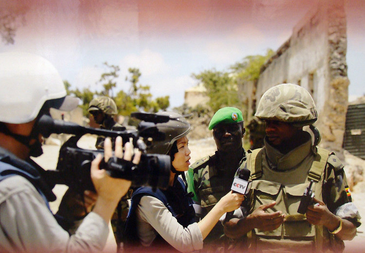 新闻媒体遇重大突发事件，第一时间赶赴现场。图为中央电视台记者奔赴索马里饥荒灾区一线采访。