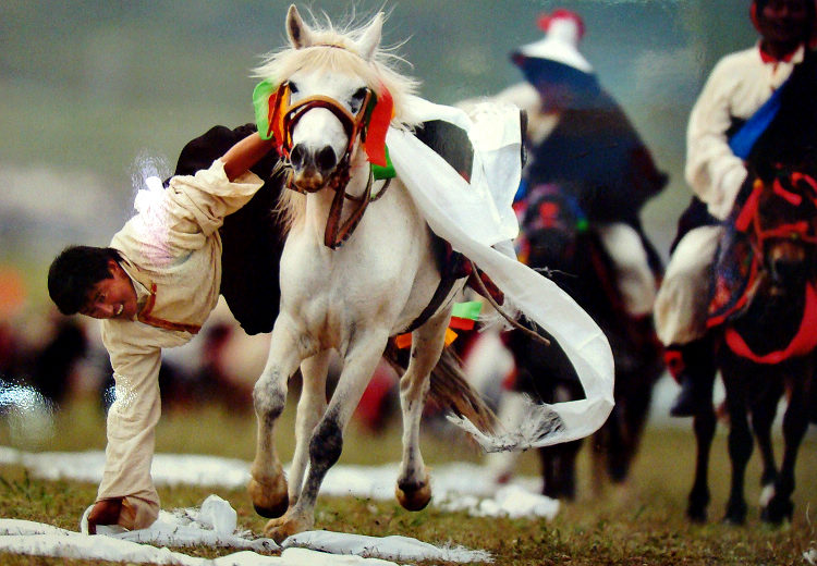 群众体育活动蓬勃发展。图为2011年8月19日，西藏当吉仁赛马节上表演拾哈达。