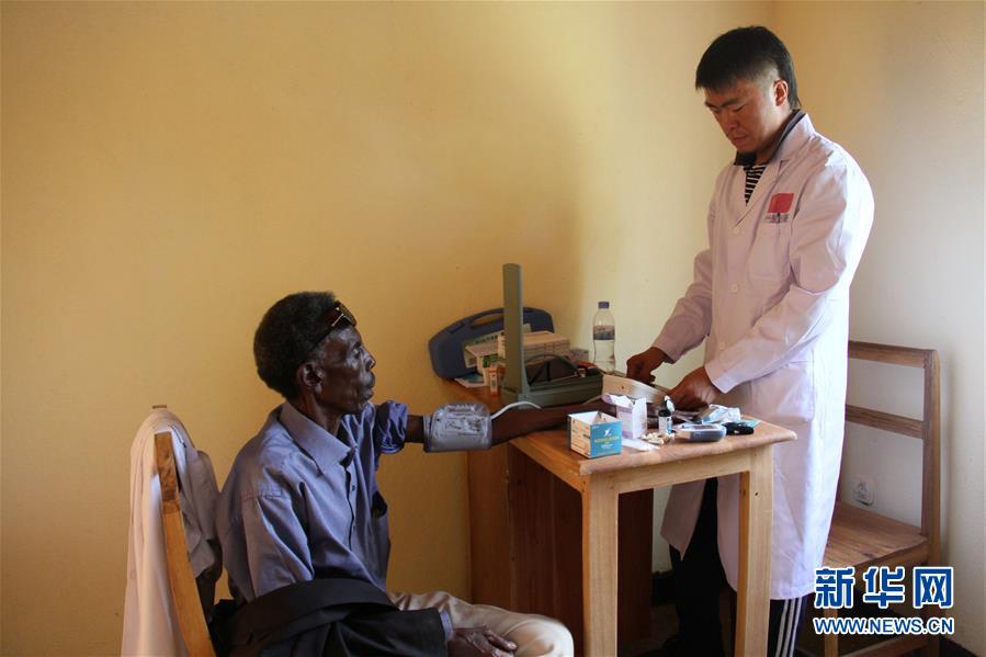 （XHDW）（1）中国医疗队为卢旺达乡村居民义诊