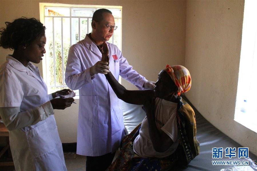 （XHDW）（2）中国医疗队为卢旺达乡村居民义诊