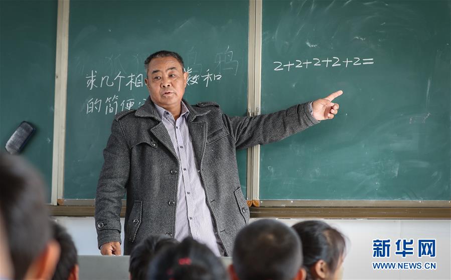 （图片故事）（4）乡村教师张学文：身患尿毒症 坚守三尺讲台