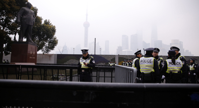 上海外滩踩踏事件头七 警方加强警力