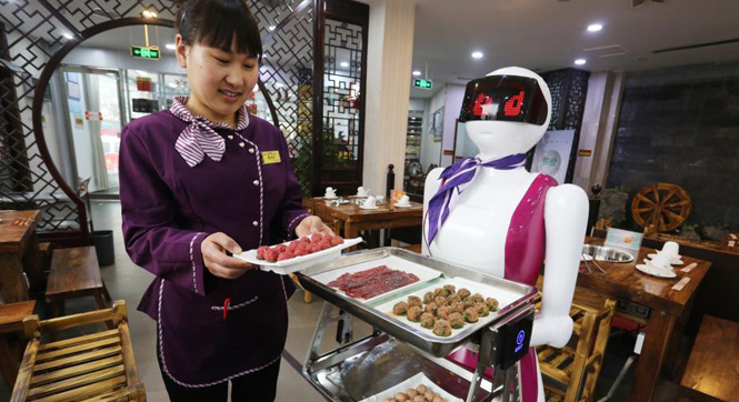 河南许昌一火锅店“美女”智能机器人跑堂上菜