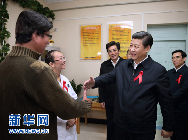 2012年11月30日，在第25个世界艾滋病日到来之际，中共中央总书记、中央军委主席习近平来到北京市丰台区蒲黄榆社区卫生服务中心参加世界艾滋病日活动。这是习近平同艾滋病感染者亲切握手、交谈。新华社记者兰红光摄