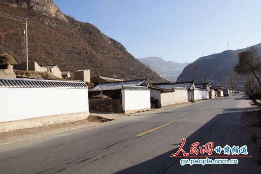 甘肃漳县殪虎桥乡东桥村，一排已经粉刷过的“遮羞墙”