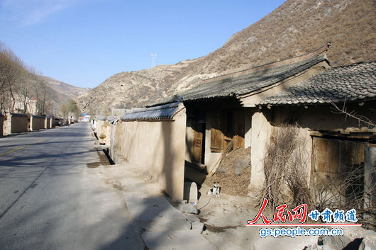 甘肃漳县殪虎桥乡东桥村，一间被墙所挡的民房
