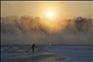 12月7日，在黑龙江省牡丹江畔水雾润蒸的美景中，一名冬泳爱好者小试身手。 新华社发（张春祥 摄）