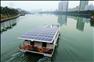 这是行驶在厦门筼筜湖上的一艘太阳能游艇（12月5日摄）。