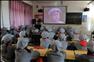 12月10日，延安志丹红军小学的学生利用新的电影放映设备观看红色电影。新华社发（刘长龙 摄）