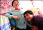 12月11日，罗忠木（右）轻轻趴在吕元芳的肚子上听胎动。新华社记者 张锰 摄