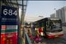 12月11日，乘客在北京宋家庄交通枢纽换乘公交车。新华社记者 罗晓光 摄