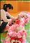杨守伟在山东潍坊市儿童福利院照顾婴儿（12月7日摄）。 新华社记者 徐速绘 摄
