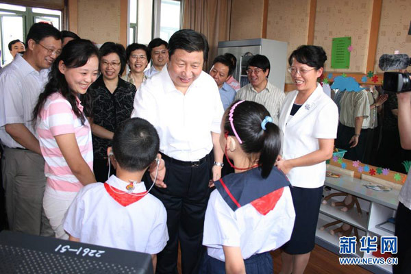 2007年9月，時任上海市委書記的習近平在上海閔行區啟音學校與聽障學生親切交談。