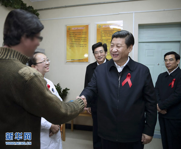 2012年11月，习近平到北京市丰台区蒲黄榆社区卫生服务中心参加世界艾滋病日活动，同艾滋病感染者握手、交谈。
