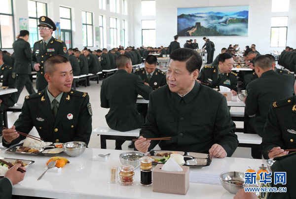 2012年12月，習近平視察廣州軍區時與部隊士兵共進午餐。